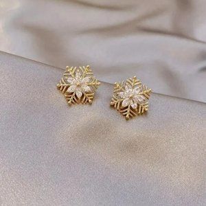 NWT Diamond Snowflake Stud Earrings